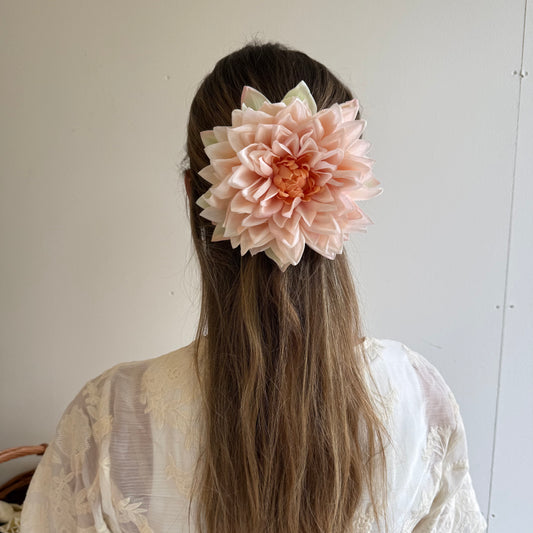 SS26 Collection - Flat dahlia clip (PEACH)